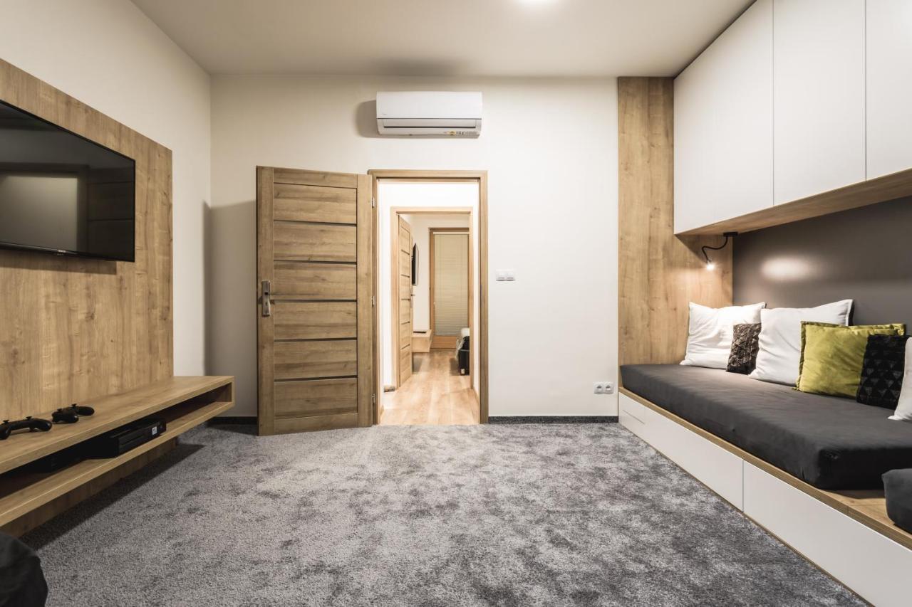 Flexihome Sk - Komenskeho - Private Parking Spot - Ultra Modern And Stylish โกชิเซ ภายนอก รูปภาพ