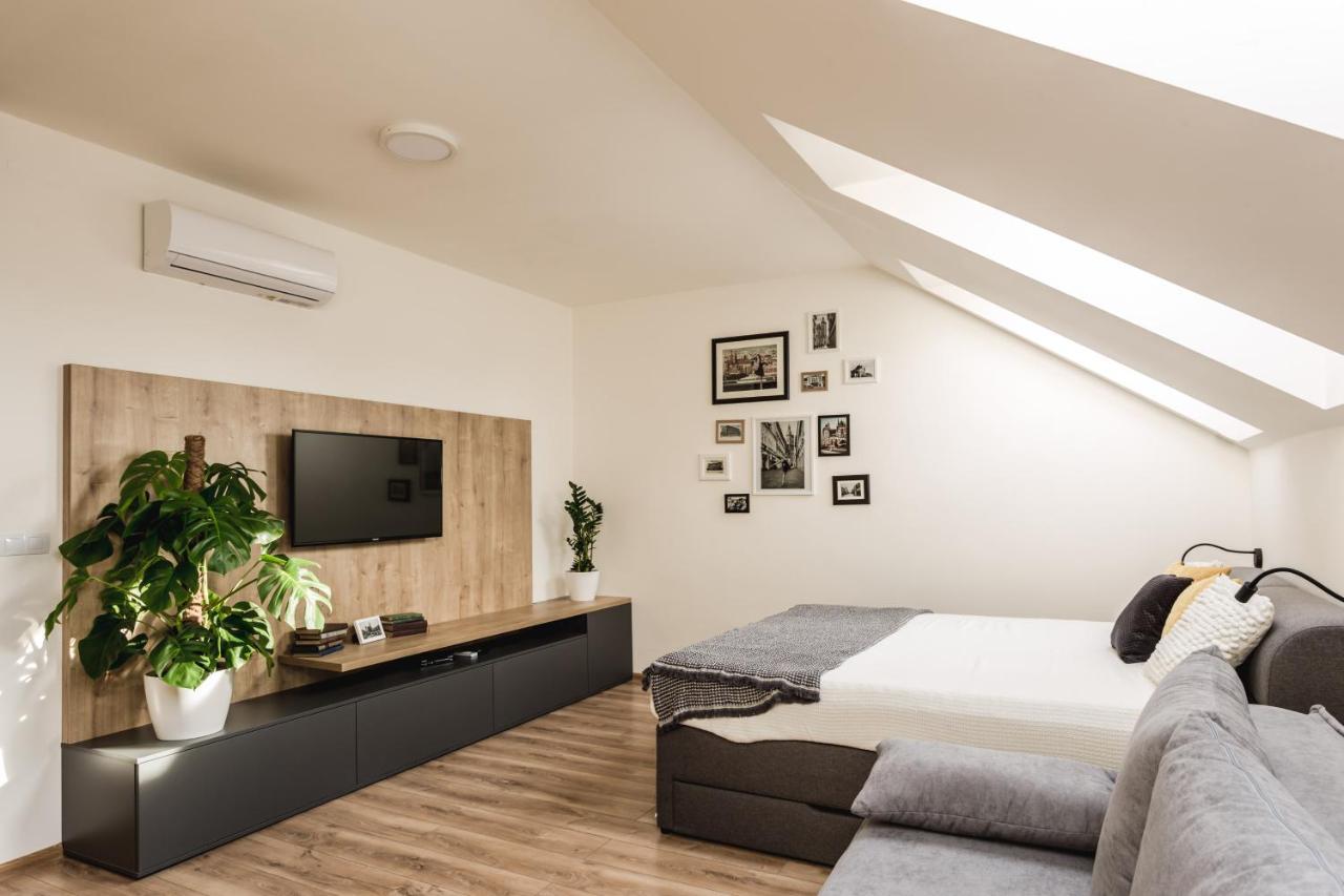 Flexihome Sk - Komenskeho - Private Parking Spot - Ultra Modern And Stylish โกชิเซ ภายนอก รูปภาพ