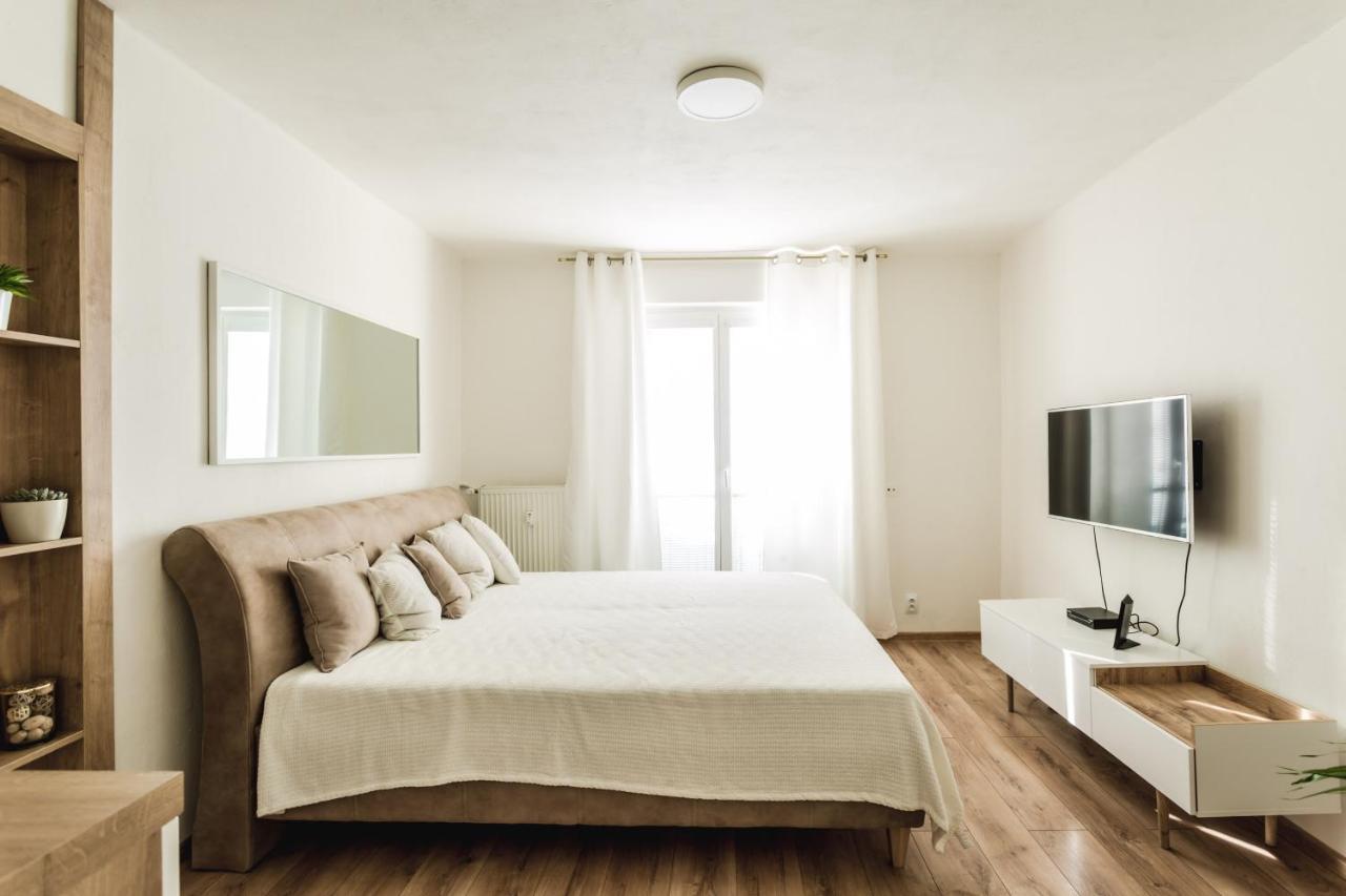 Flexihome Sk - Komenskeho - Private Parking Spot - Ultra Modern And Stylish โกชิเซ ภายนอก รูปภาพ