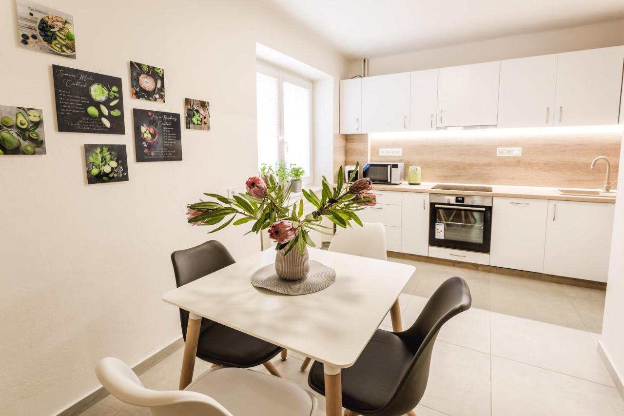 Flexihome Sk - Komenskeho - Private Parking Spot - Ultra Modern And Stylish โกชิเซ ภายนอก รูปภาพ