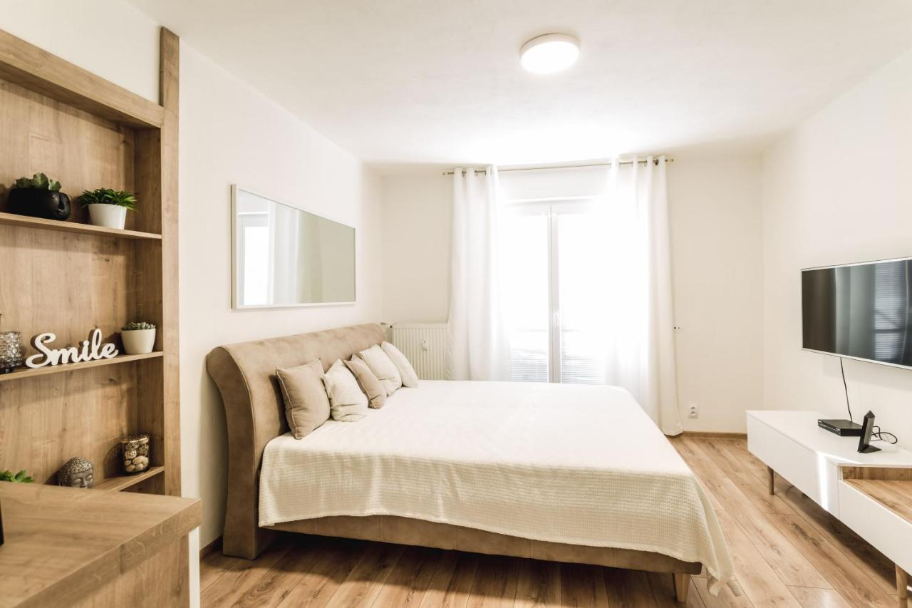 Flexihome Sk - Komenskeho - Private Parking Spot - Ultra Modern And Stylish โกชิเซ ภายนอก รูปภาพ