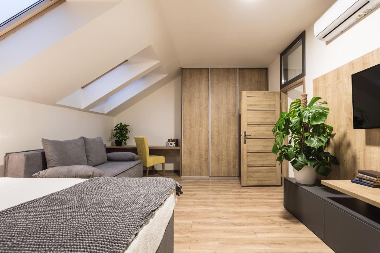 Flexihome Sk - Komenskeho - Private Parking Spot - Ultra Modern And Stylish โกชิเซ ภายนอก รูปภาพ